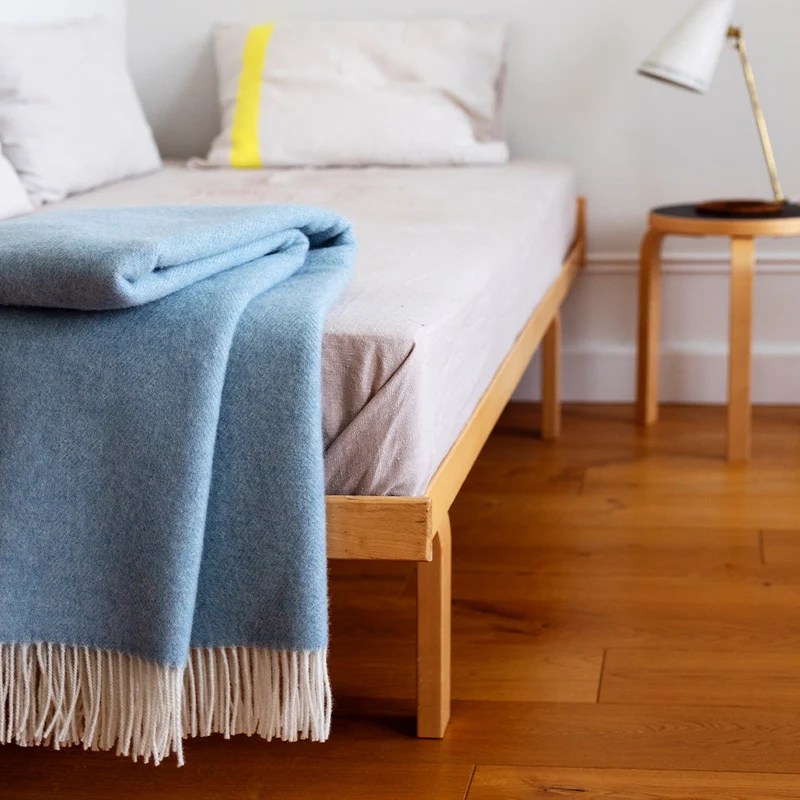 Wolldecke Arvo - white-natural dyed woad (130 x 180 cm)