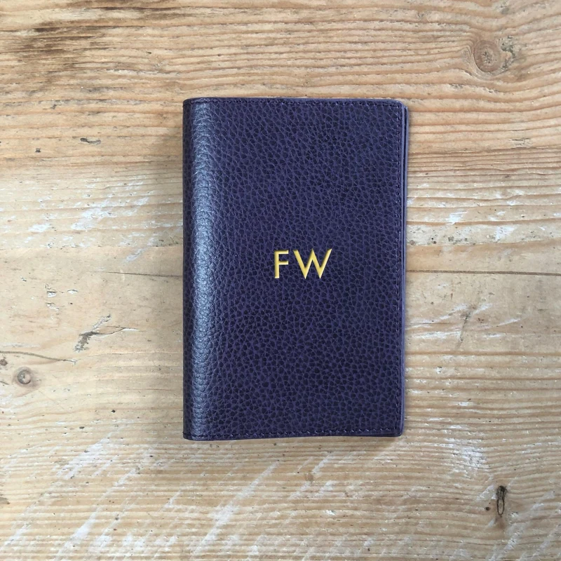 Reisepass-Etui mit Prägung Aubergine