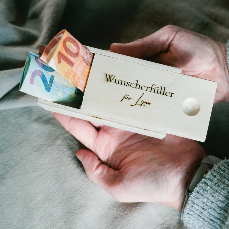 Kleines Geldgeschenk - Personalisierte Holzkiste mit Gravur