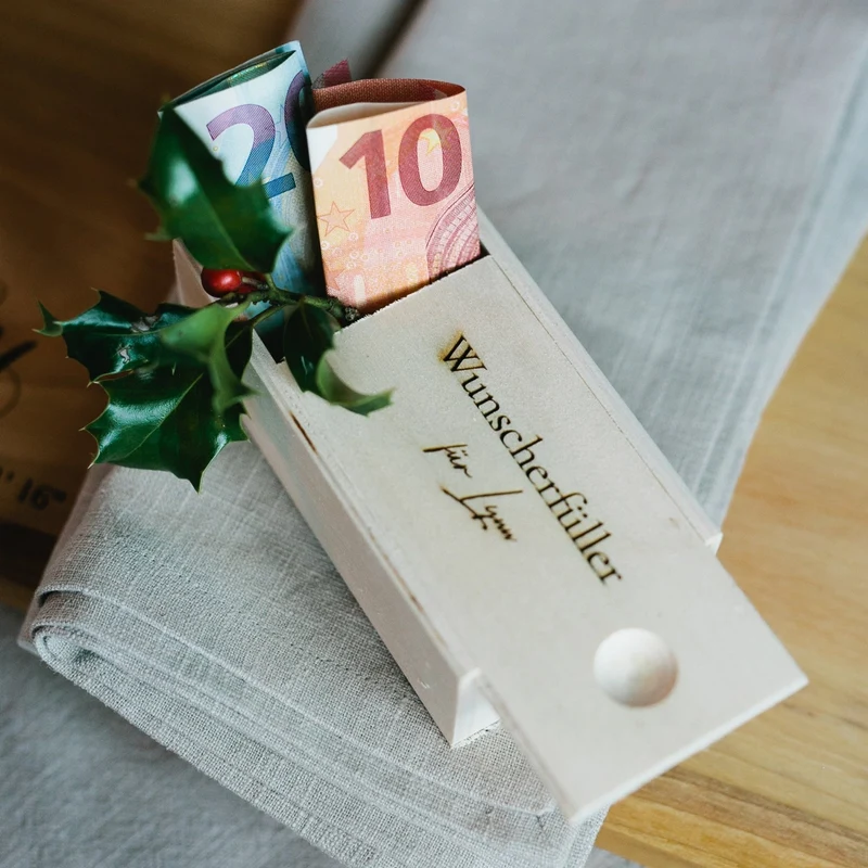 Kleines Geldgeschenk - Personalisierte Holzkiste mit Gravur