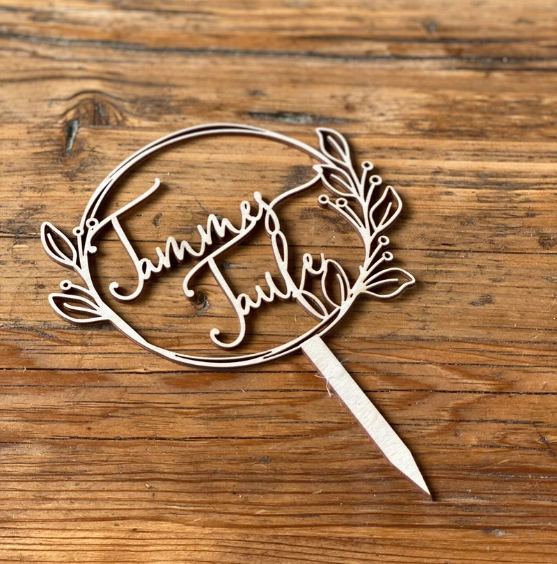 Caketopper Taufe mit Name runder Blumenkranz
