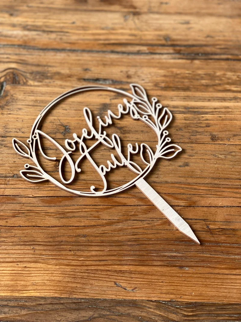 Caketopper Taufe mit Name runder Blumenkranz