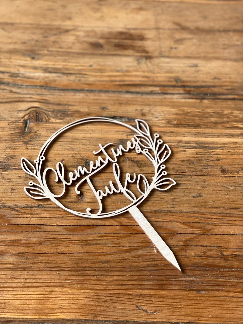 Caketopper Taufe mit Name runder Blumenkranz