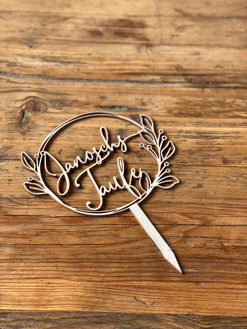 Caketopper Taufe mit Name runder Blumenkranz