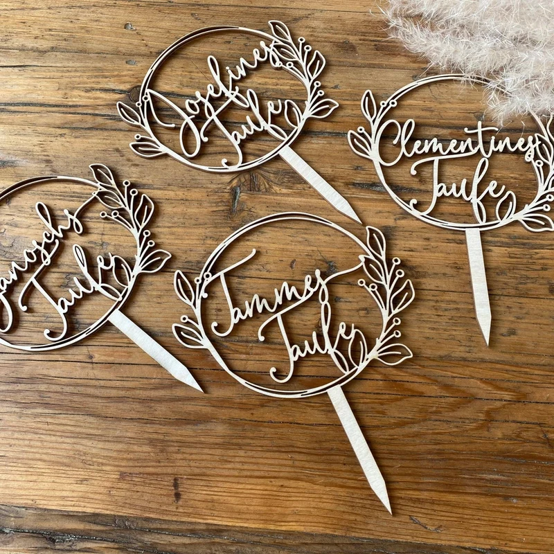 Caketopper Taufe mit Name runder Blumenkranz