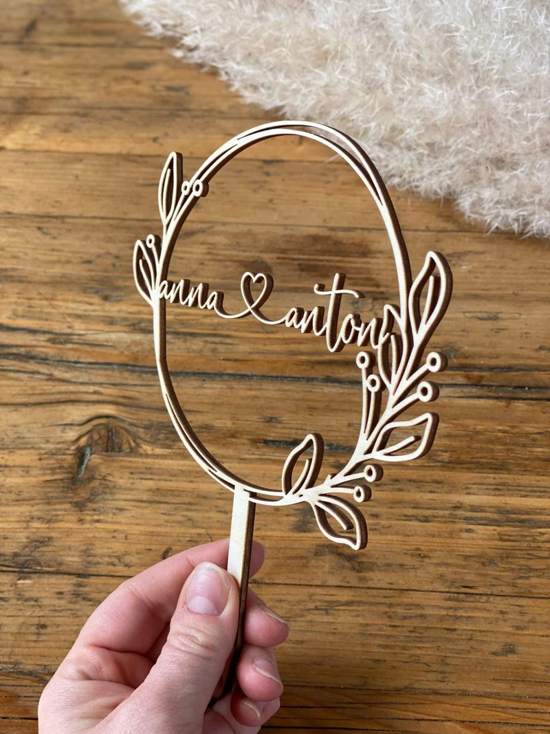 Caketopper Hochzeit mit Name runder Blumenkranz
