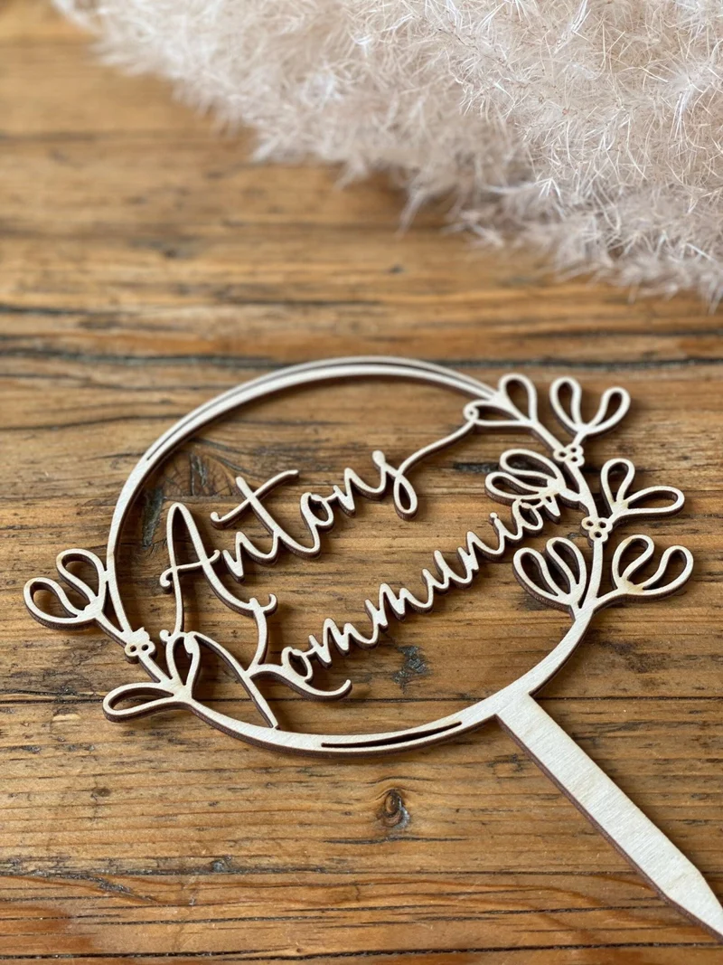 Caketopper Kommunion mit Name runder Blumenkranz