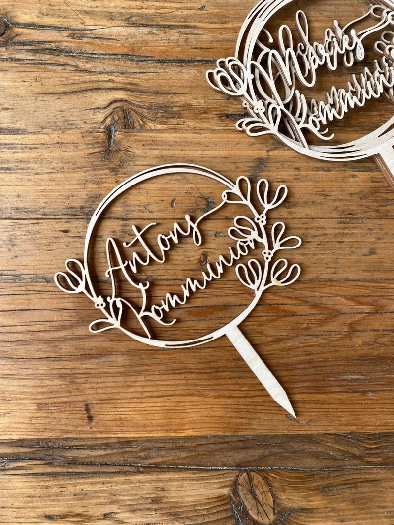 Caketopper Kommunion mit Name runder Blumenkranz
