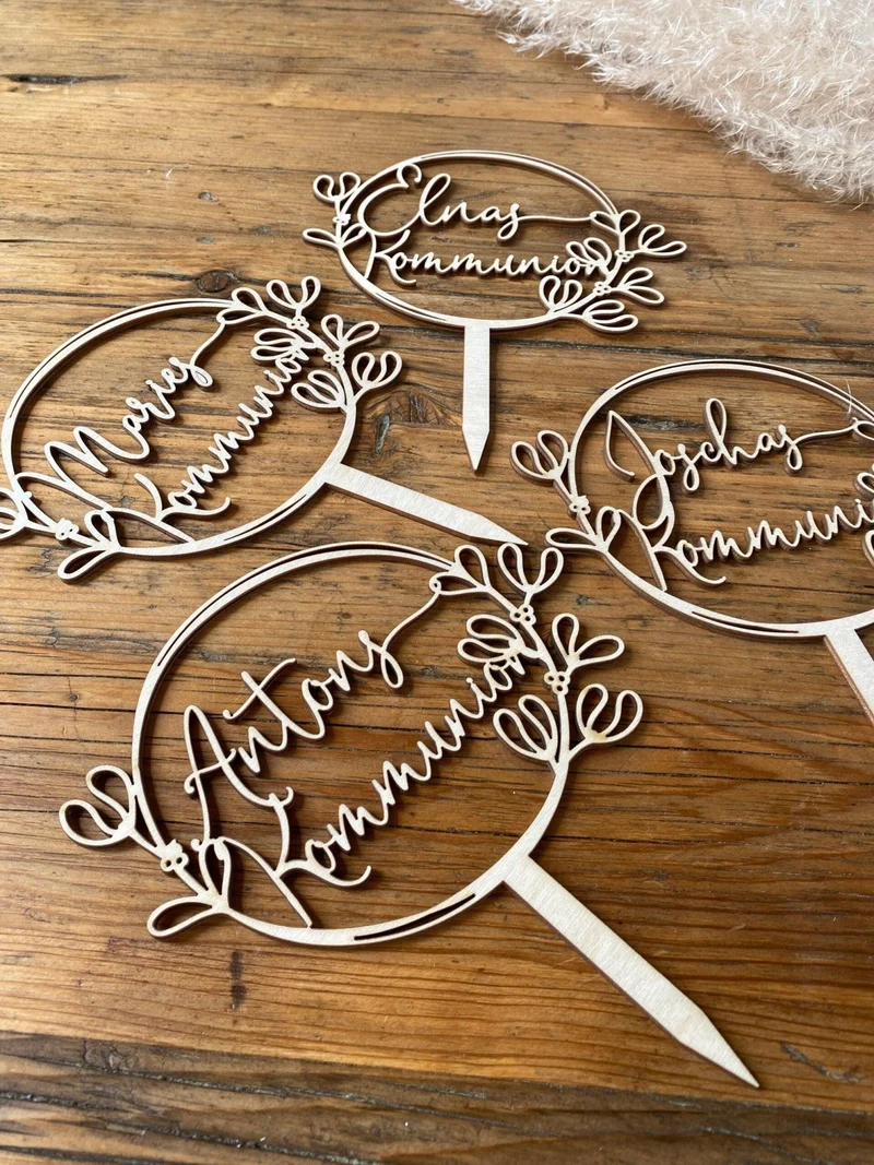 Caketopper Kommunion mit Name runder Blumenkranz