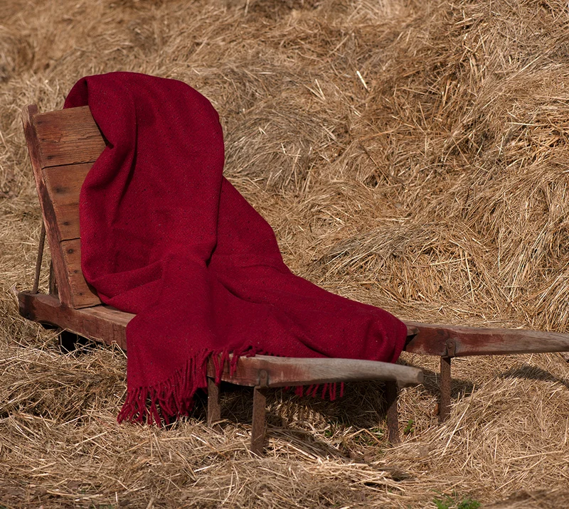 Handgewebte rote Schurwolldecke