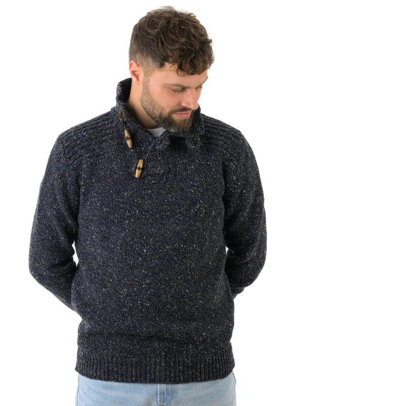 Grobstrickpullover mit Holzknöpfen