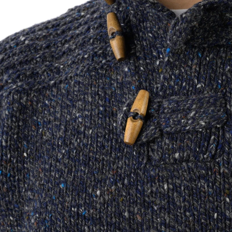 Grobstrickpullover mit Holzknöpfen