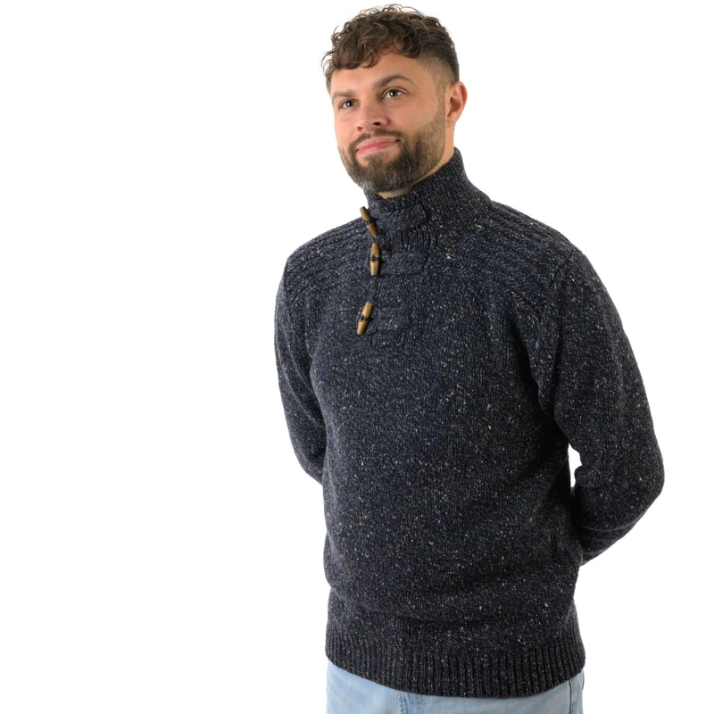 Grobstrickpullover mit Holzknöpfen