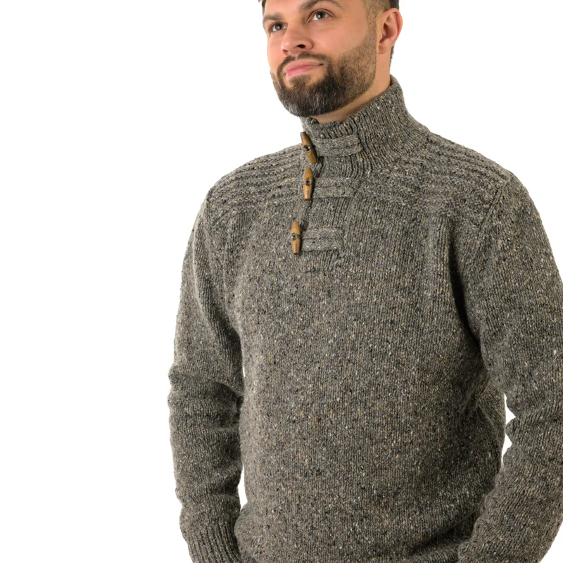 Grobstrickpullover mit Holzknöpfen