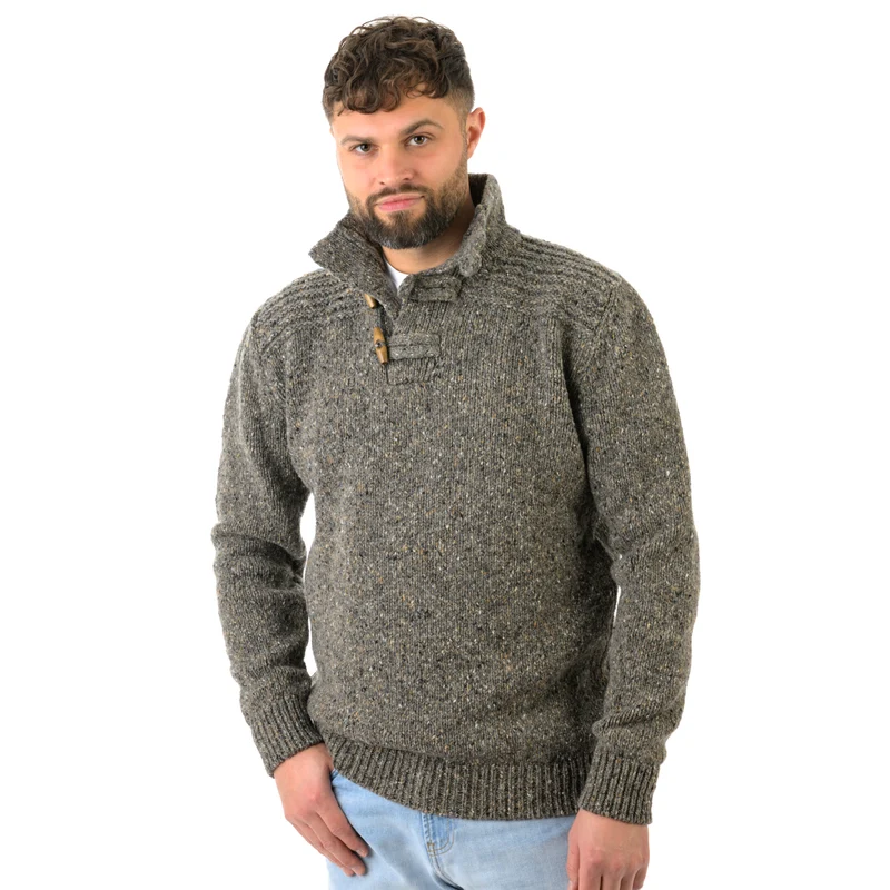 Grobstrickpullover mit Holzknöpfen