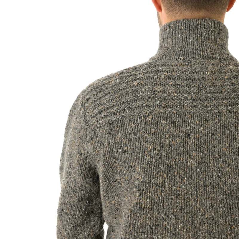 Grobstrickpullover mit Holzknöpfen