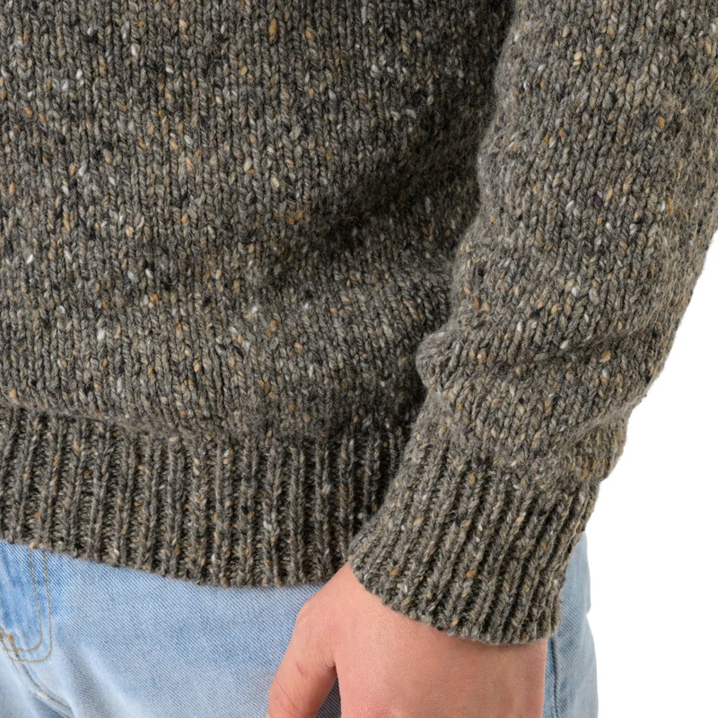 Grobstrickpullover mit Holzknöpfen