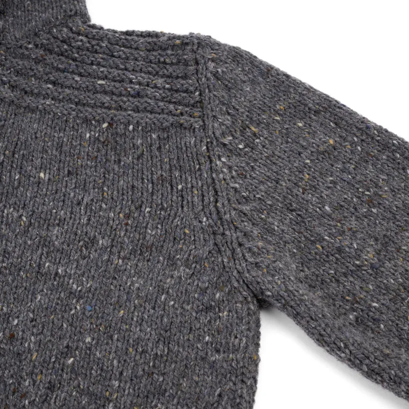 Grobstrickpullover mit Holzknöpfen