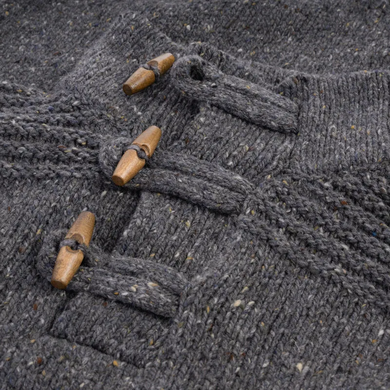 Grobstrickpullover mit Holzknöpfen