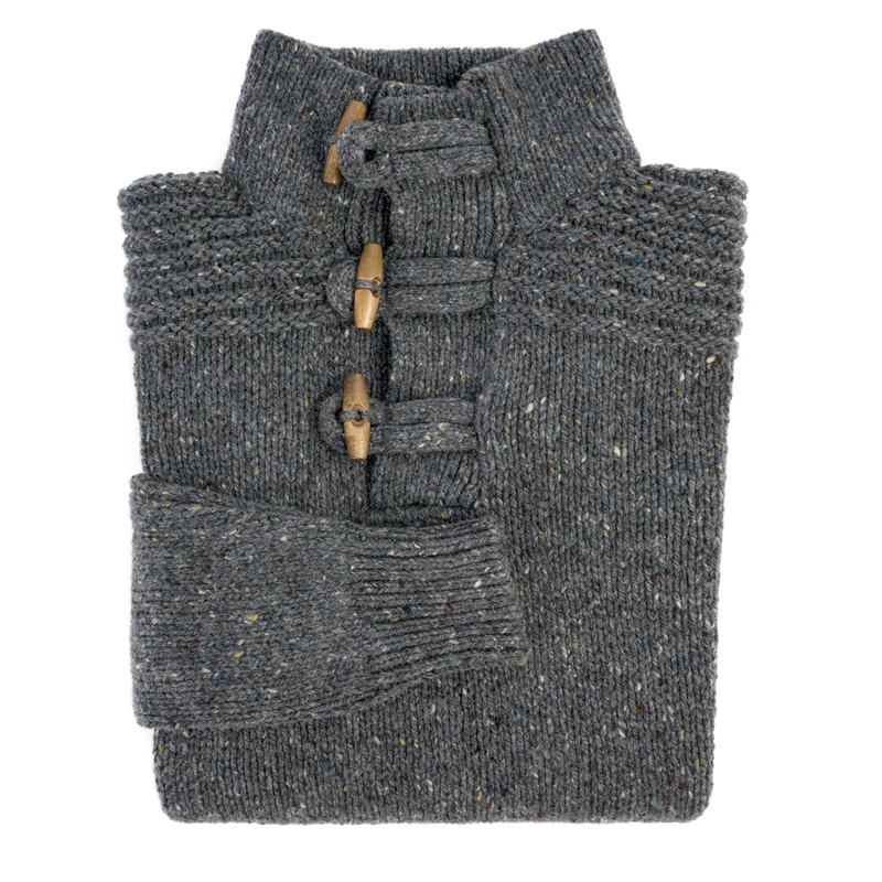 Grobstrickpullover mit Holzknöpfen