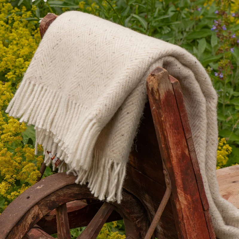Fischgrätdecke, handgewebt, beige