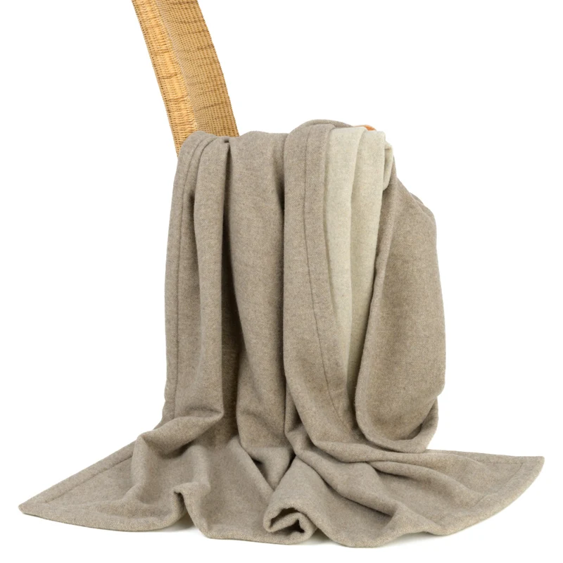 Weiche Lammwolldecke mit Kuvertsaum "DIEGO"