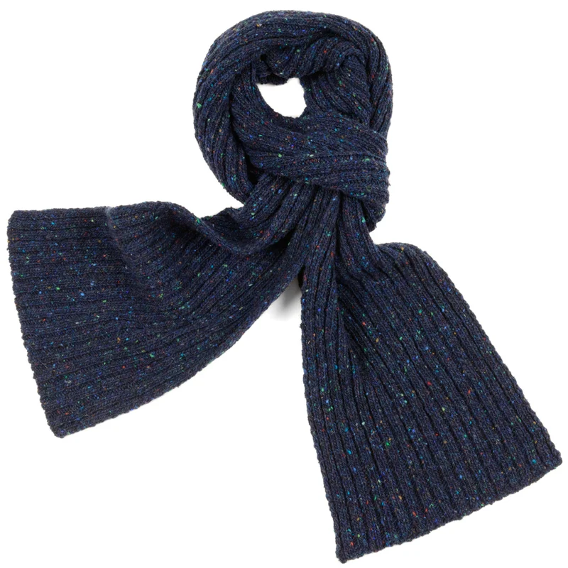 Schmaler Strickschal im klassischen Rippenmuster