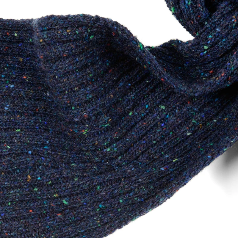 Schmaler Strickschal im klassischen Rippenmuster