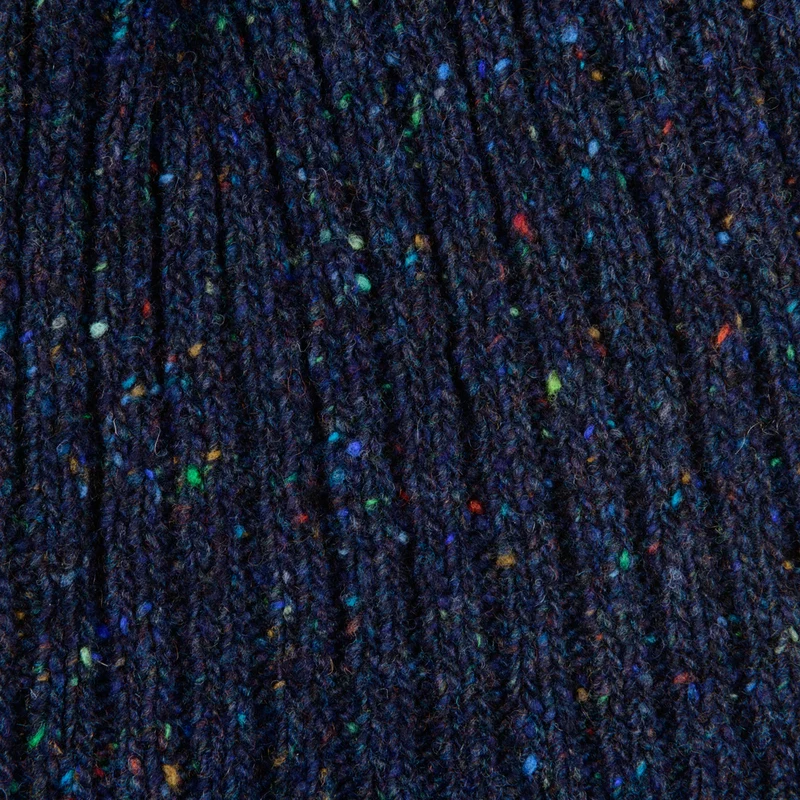 Schmaler Strickschal im klassischen Rippenmuster