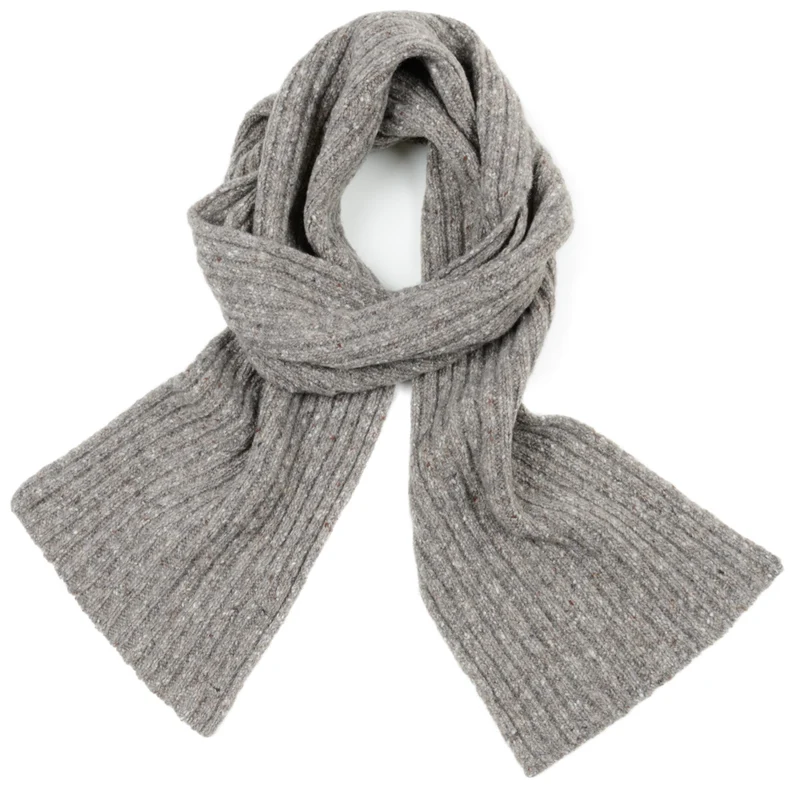 Schmaler Strickschal im klassischen Rippenmuster