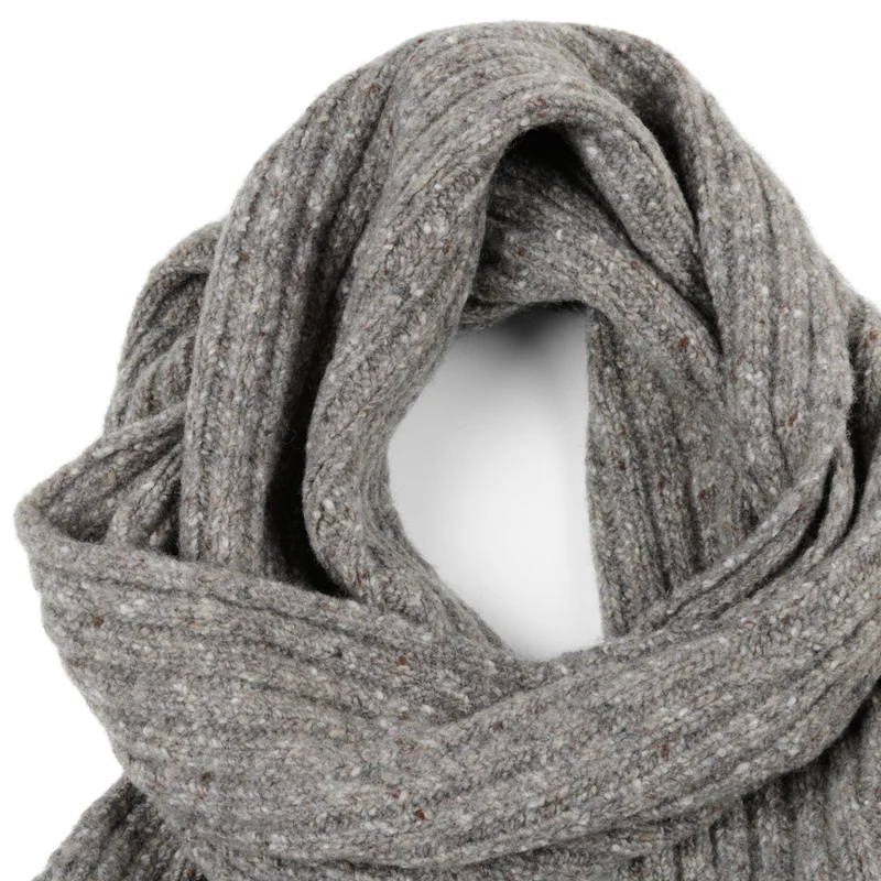 Schmaler Strickschal im klassischen Rippenmuster