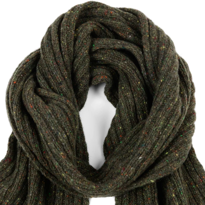 Schmaler Strickschal im klassischen Rippenmuster