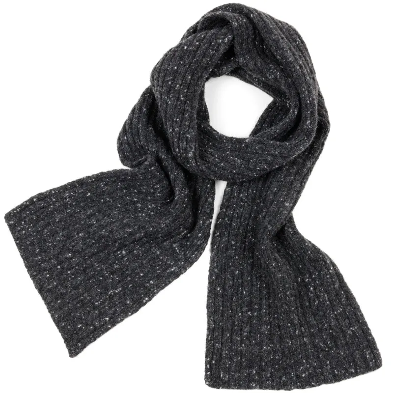 Schmaler Strickschal im klassischen Rippenmuster