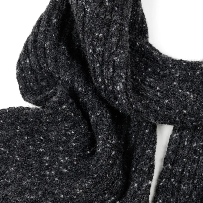 Schmaler Strickschal im klassischen Rippenmuster