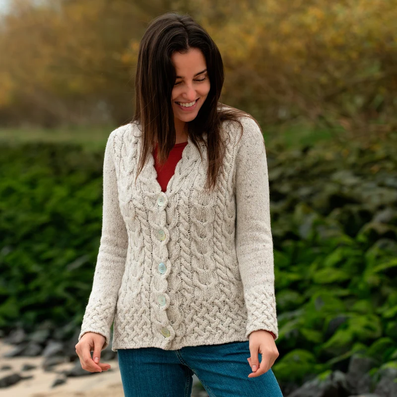 Cardigan mit irischem Zopfmuster - Wollweiss