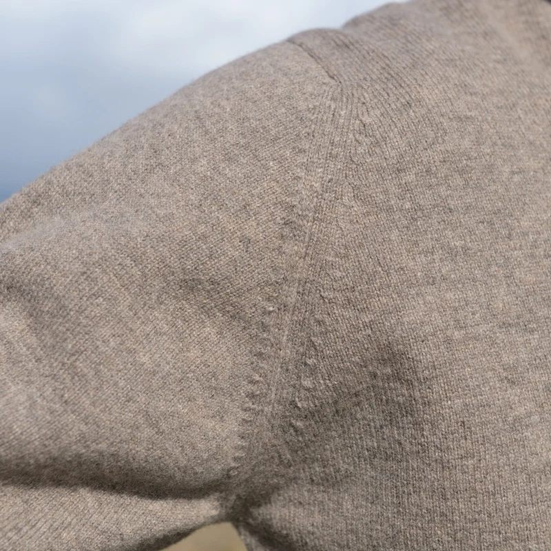 Klassischer Pullover mit V-Ausschnitt