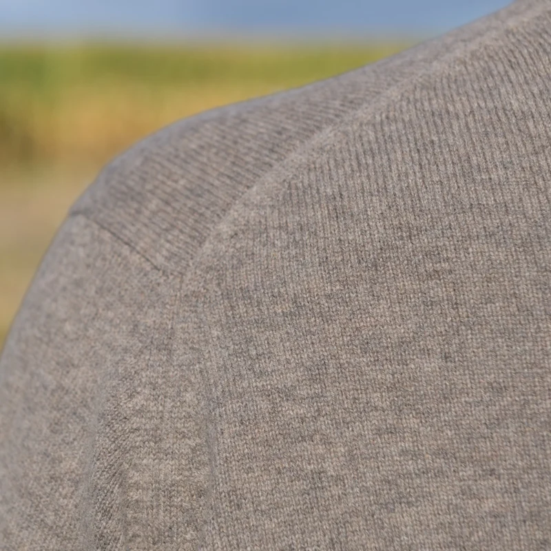 Klassischer Pullover mit V-Ausschnitt