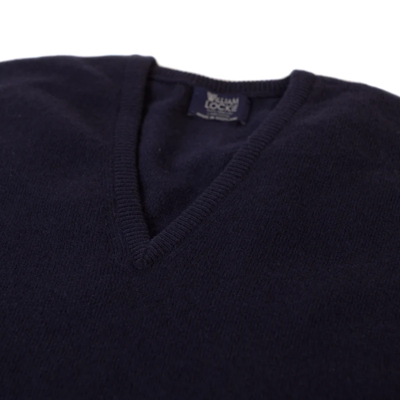 Klassischer Pullover mit V-Ausschnitt