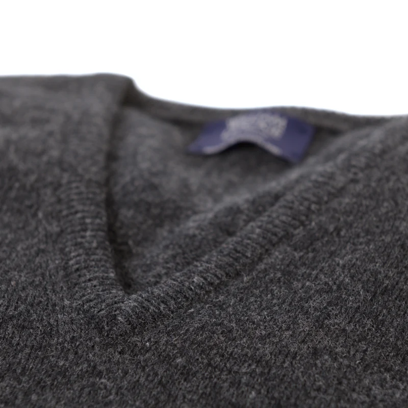 Klassischer Pullover mit V-Ausschnitt