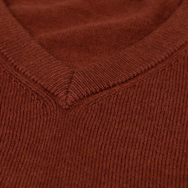 Leichter Herrenpullover mit V-Ausschnitt