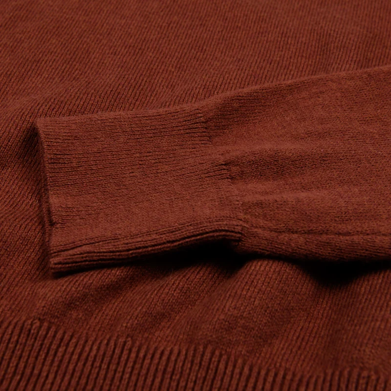 Leichter Herrenpullover mit V-Ausschnitt