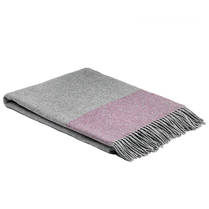 Wohndecke in Hellgrau mit pinken Streifen