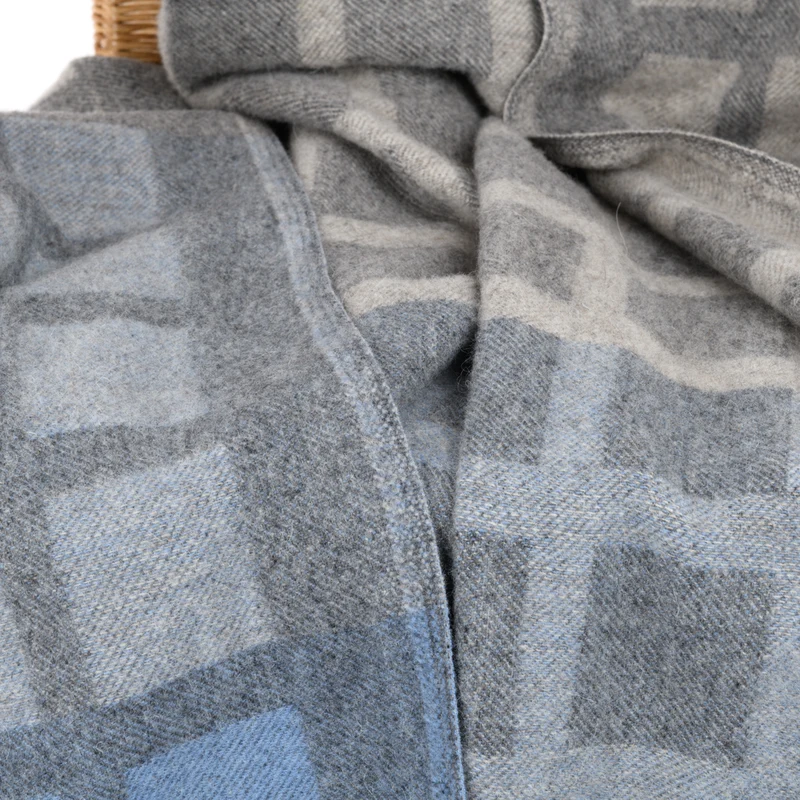 Weiche Merino-Wolldecke "Big City"