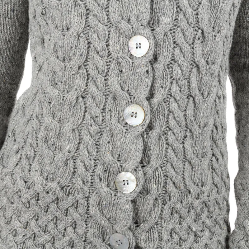 Kurzer Cardigan im Zopfmuster