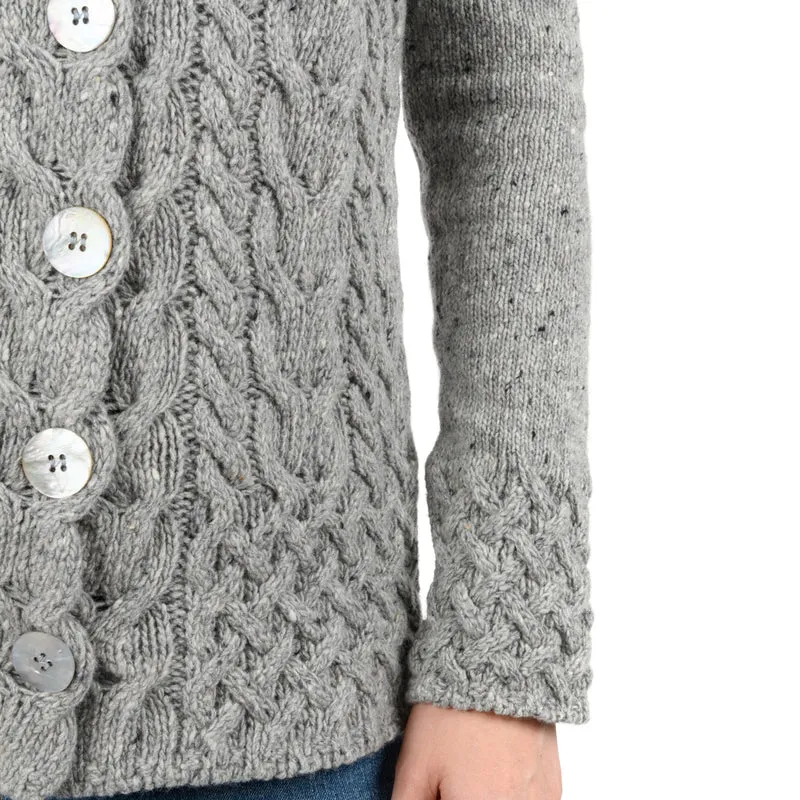 Kurzer Cardigan im Zopfmuster
