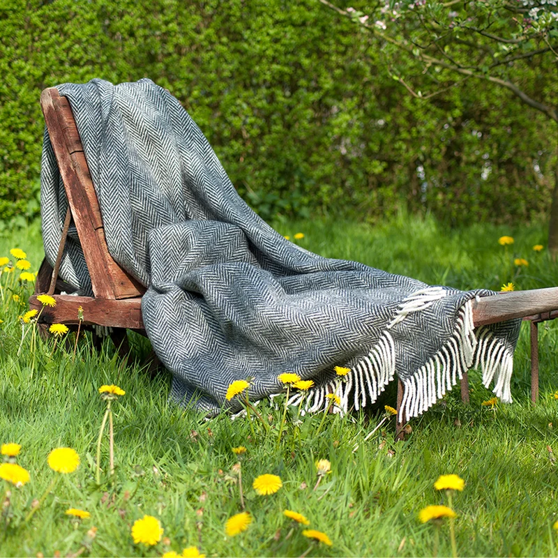 Schurwolldecke dunkelgrau/weiß