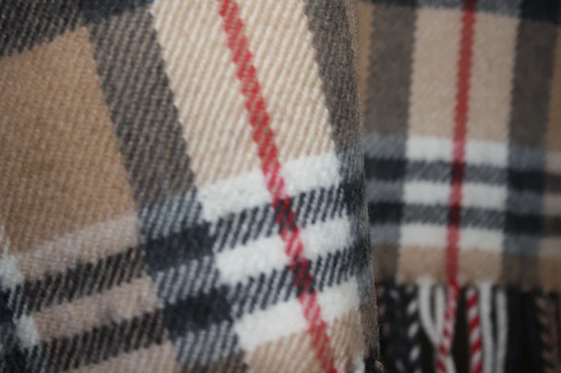 Weicher karierter Merino-Schal, edler Stil