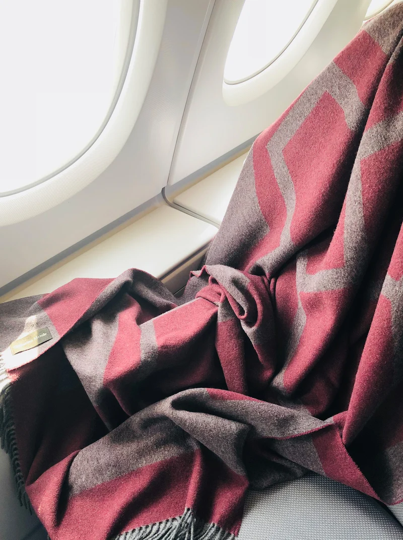 Reisedecke "Light Companion" aus Merino und Yak "Eggplant Turtle" mit oder ohne Griff