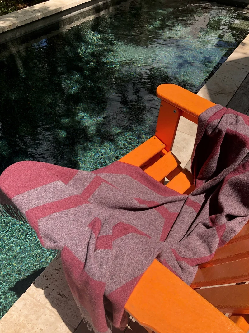 Reisedecke "Light Companion" aus Merino und Yak "Eggplant Turtle" mit oder ohne Griff