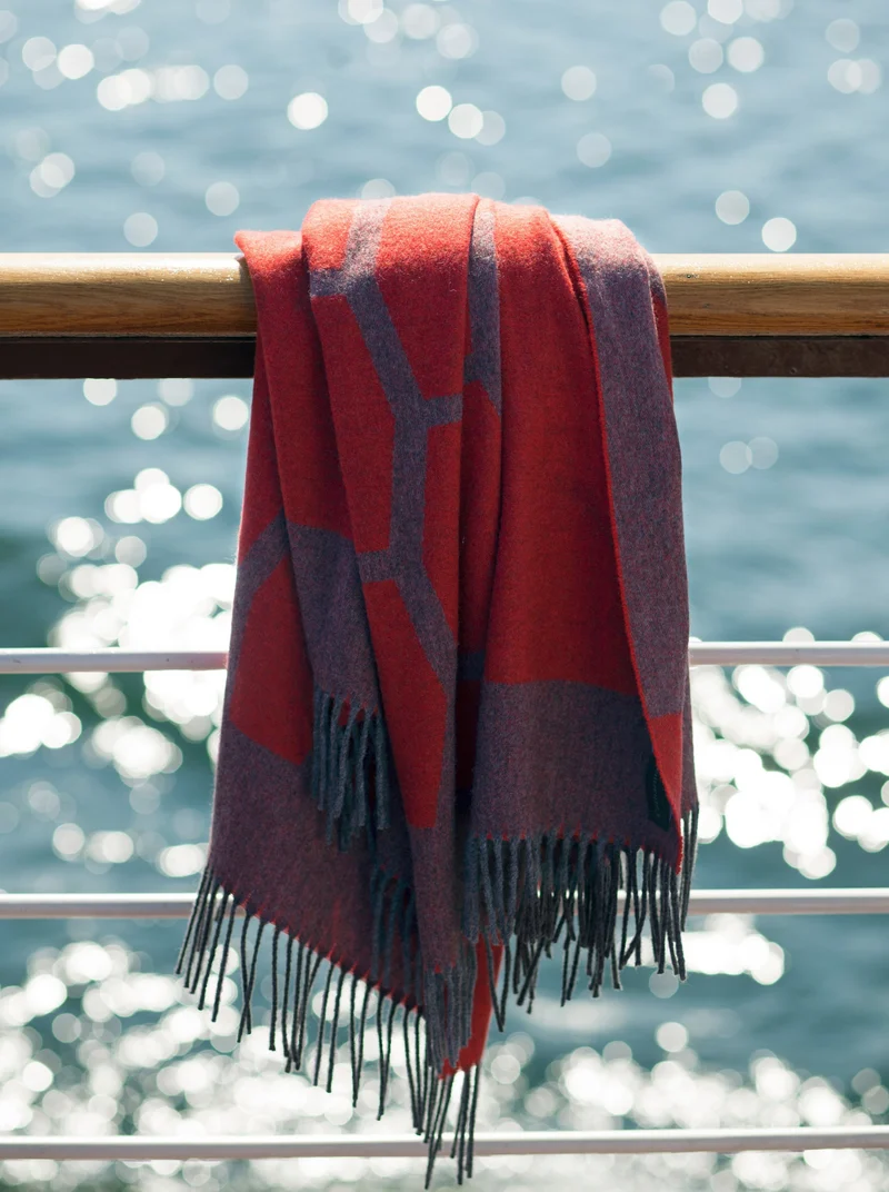 Reisedecke "Light Companion" aus Merino und Yak "Poppy Tortoise" mit Griff